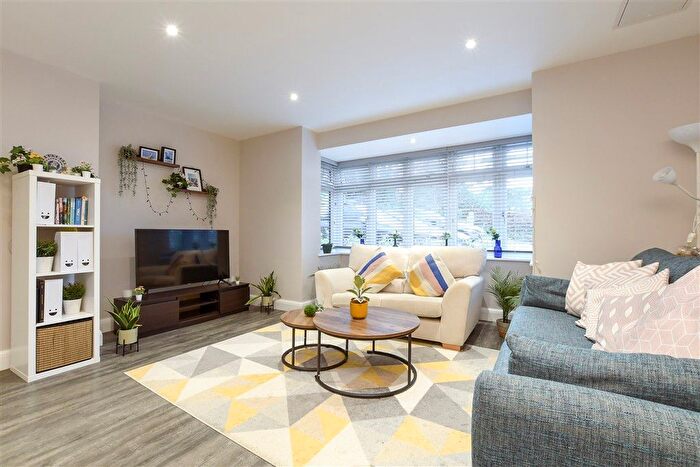 2 Bedroom Flat For Sale In Tupwood Lane, Caterham, Surrey, CR3