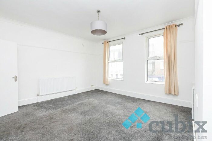 2 Bedroom Flat To Rent In High Street, Epsom, Surrey, KT17