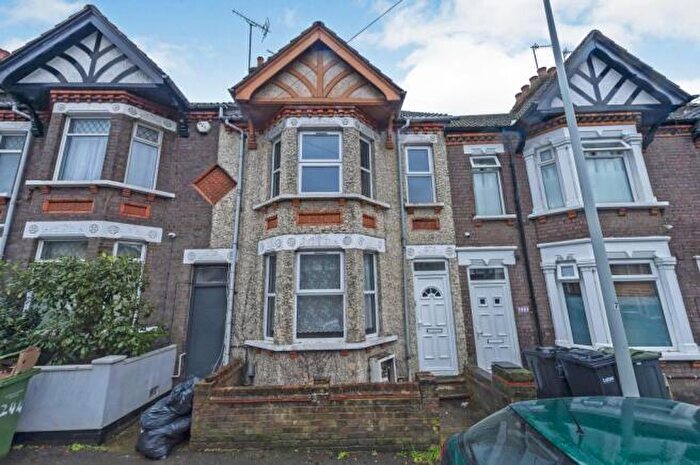 4 Bedroom House To Rent In High Town Road, Luton, LU2