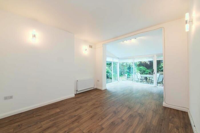 2 Bedroom Flat To Rent In Cavendish Avenue, Finchley Central, N3