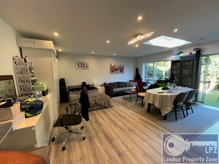 1 Bedroom Detached Bungalow For Sale In Beaufort Gardens, Norbury, SW16