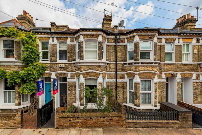 3 Bedroom Flat To Rent In Inworth Street, Battersea, London, SW11