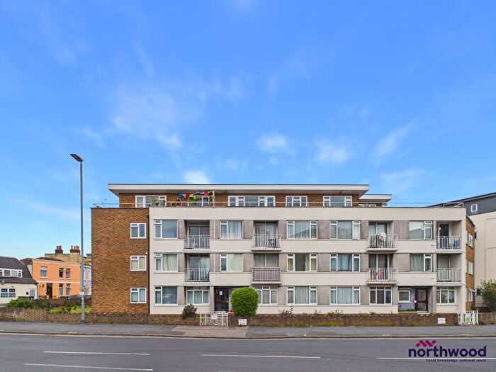 2 Bedroom Flat To Rent In Seaside Road, Town Centre, Eastbourne, BN21