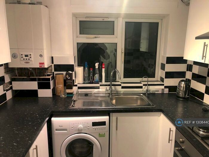 2 Bedroom Flat To Rent In Shorts Way, Rochester, ME1