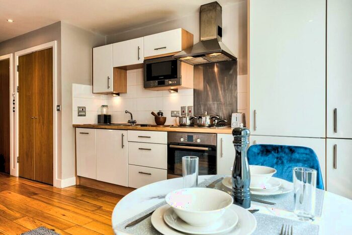 Apartment To Rent In Meridian Plaza, Bute Terrace, Cardiff, CF10