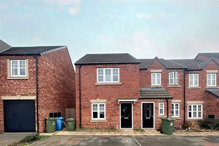 3 Bedroom Town House To Rent In Harper Hill Gardens, Bircotes, Doncaster, DN11