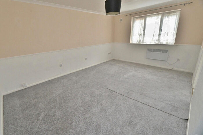 2 Bedroom Apartment To Rent In Avenue Road, Romford, RM6