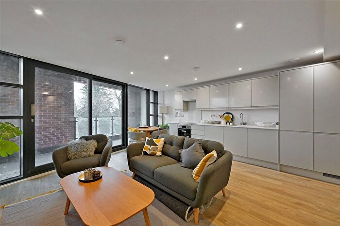 2 Bedroom Flat To Rent In Dedworth Road, Windsor, Berkshire, SL4