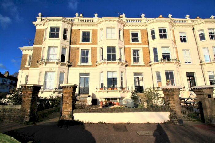 2 Bedroom Flat To Rent In Clifton Terrace, Southend-On-Sea, SS1