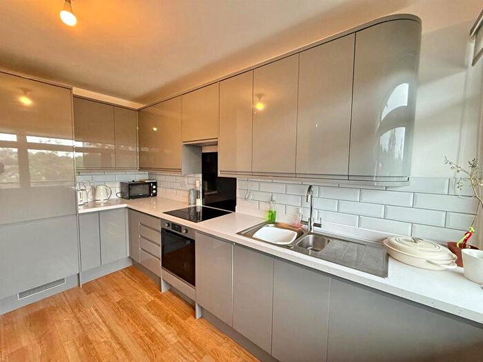 2 Bedroom Apartment For Sale In Warley Mount, Warley, Brentwood, CM14