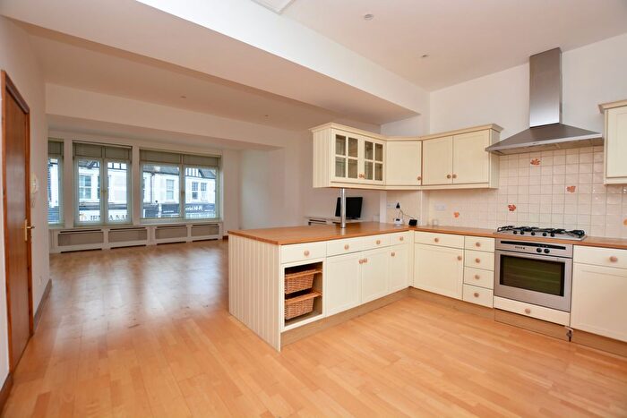 2 Bedroom Maisonette To Rent In High Street, Hampton Wick, KT1