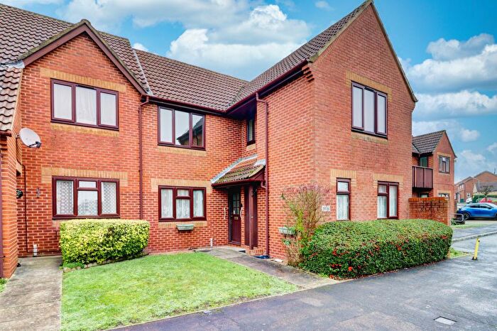 2 Bedroom Flat For Sale In Lansdowne Way, High Wycombe, Buckinghamshire, HP11