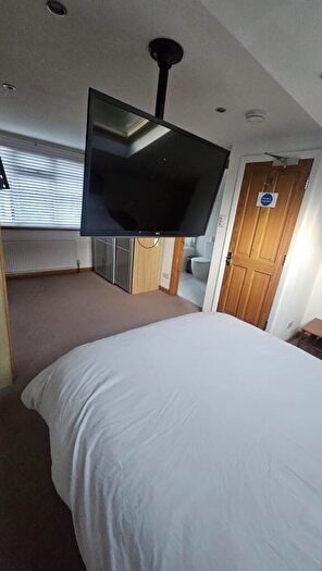 1 Bedroom Semi-Detached House To Rent In Sherrards Way, Barnet, Hertfordshire, EN5