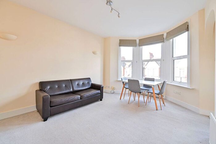 1 Bedroom Flat To Rent In Halsmere Road, Camberwell, London, SE5