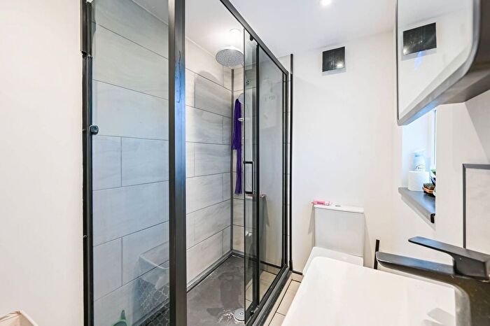 2 Bedroom Flat To Rent In Grove Road, Walthamstow Village, Walthamstow, E17