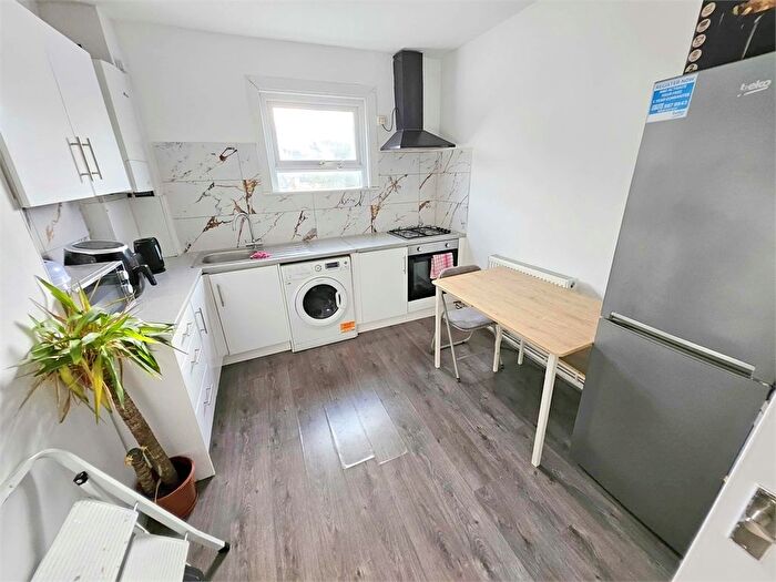 2 Bedroom Flat To Rent In Whitehorse Road, Croydon, Croydon, Surrey., CR0