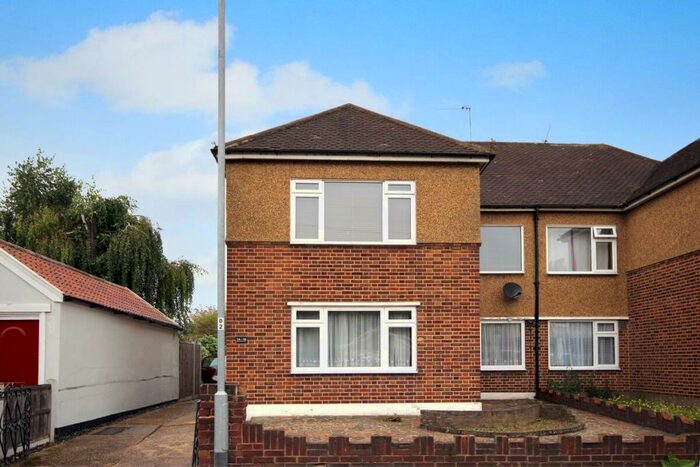 2 Bedroom Flat To Rent In Whalebone Grove, Romford, RM6