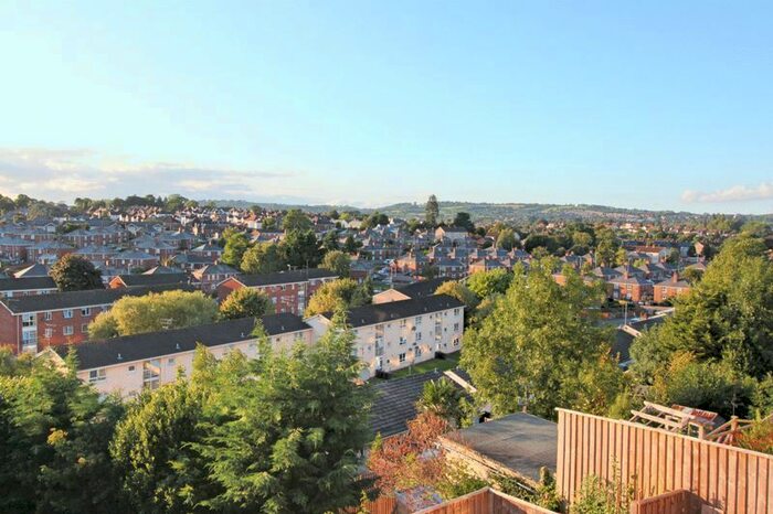 4 Bedroom Semi-Detached House To Rent In Whitchurch Avenue, Exeter, EX2