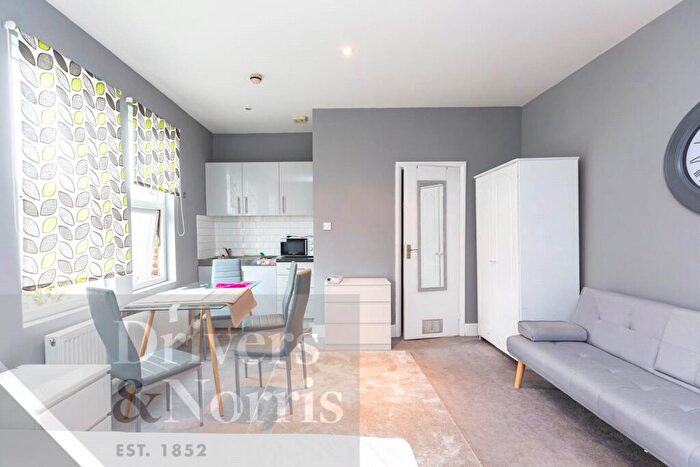 Apartment To Rent In Fairbridge Road, Archway, London, N19
