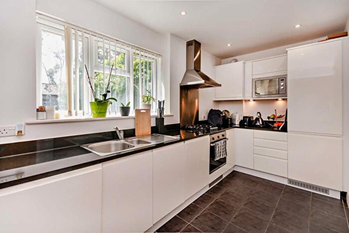 2 Bedroom Flat To Rent In Cornwall Road, Hatch End, HA5