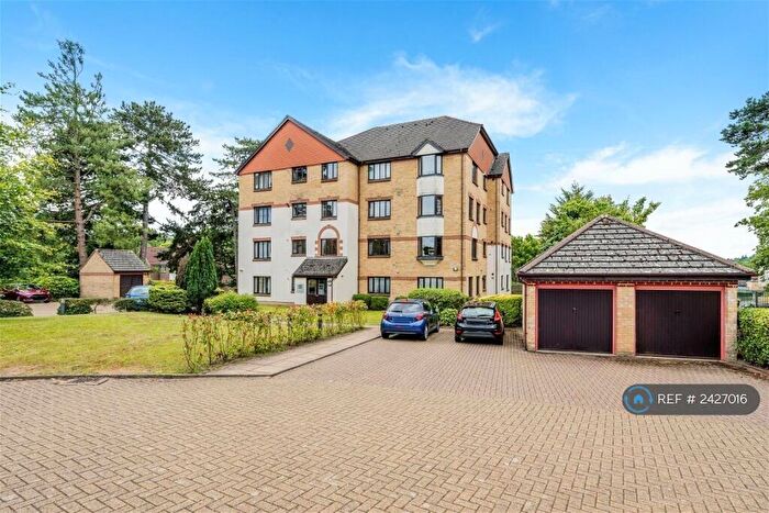 2 Bedroom Flat To Rent In Lennox Court, Redhill, RH1