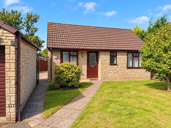 2 Bedroom Detached Bungalow To Rent In Vicarage Court, Hanham, BS15