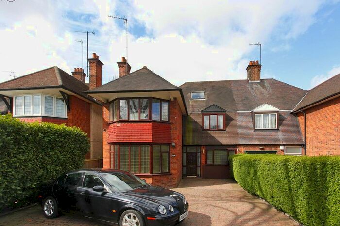 2 Bedroom Maisonette To Rent In Finchley Road, Golders Green, London, NW11