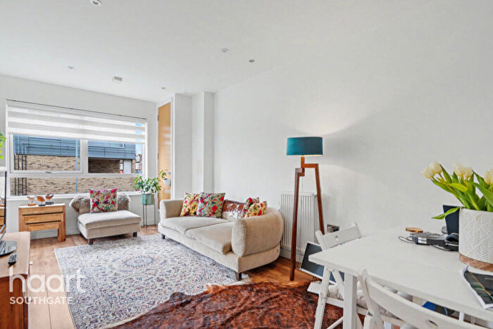 2 Bedroom Apartment For Sale In Ruby Mews, London, N13