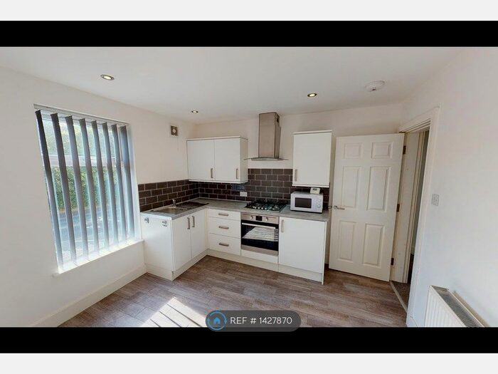 2 Bedroom Flat To Rent In Union Street, Runcorn, WA7