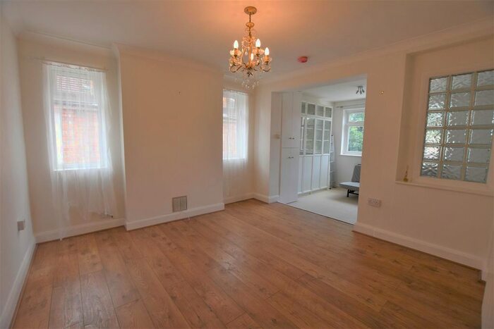 2 Bedroom Maisonette To Rent In Drayton Gardens, West Drayton, UB7