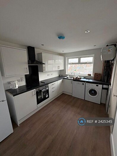3 Bedroom Maisonette To Rent In Sundon Park Parade, Luton, LU3
