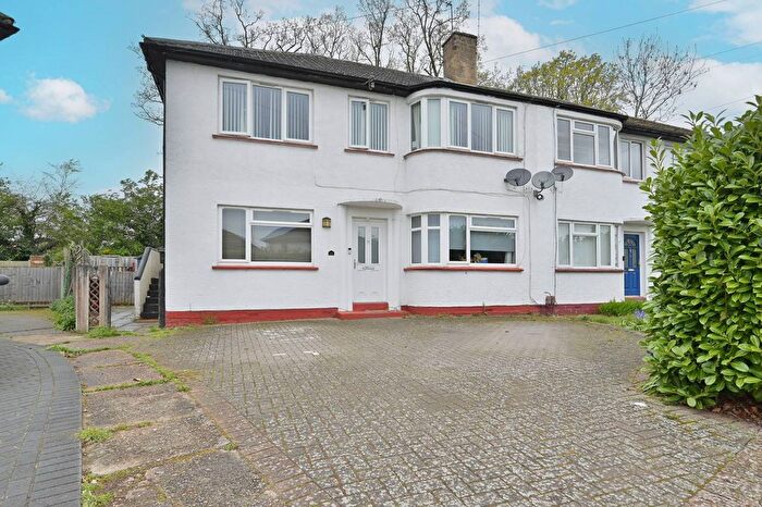 2 Bedroom Flat For Sale In Trevellance Way, Watford, WD25