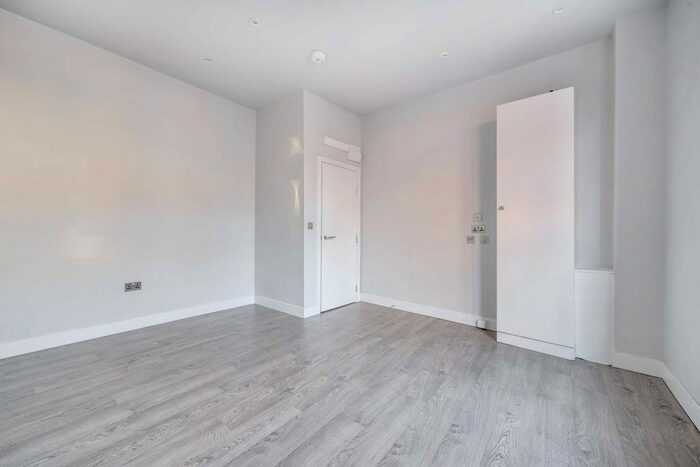 2 Bedroom Flat To Rent In New Cross Road, New Cross, London, SE14