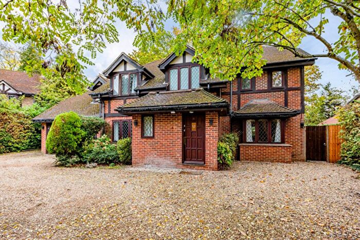 5 Bedroom Detached House For Sale In Dartnell Court, West Byfleet, Surrey, KT14