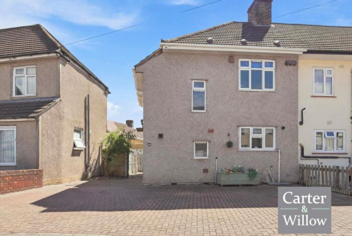 3 Bedroom End Of Terrace House For Sale In Crossway, Dagenham, RM8