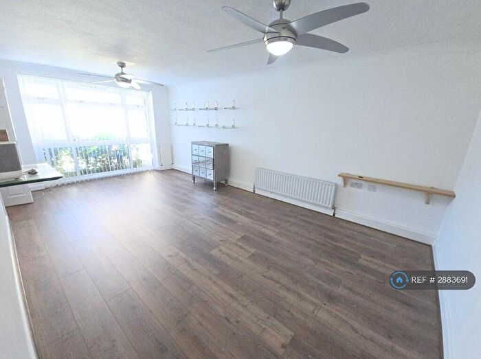 3 Bedroom Flat To Rent In New St, Horsham, RH13