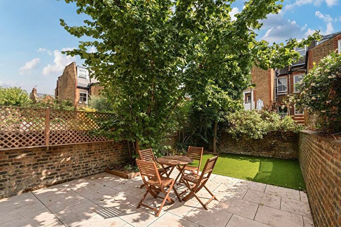 2 Bedroom Flat For Sale In Wandsworth Bridge Road, Parsons Green, London, SW6