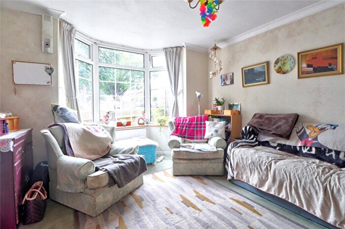 3 Bedroom Detached House For Sale In Grays Road, Farncombe, Godalming, Surrey, GU7