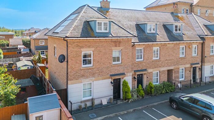 4 Bedroom End Of Terrace House For Sale In Rainbow Road, Erith, Kent, DA8