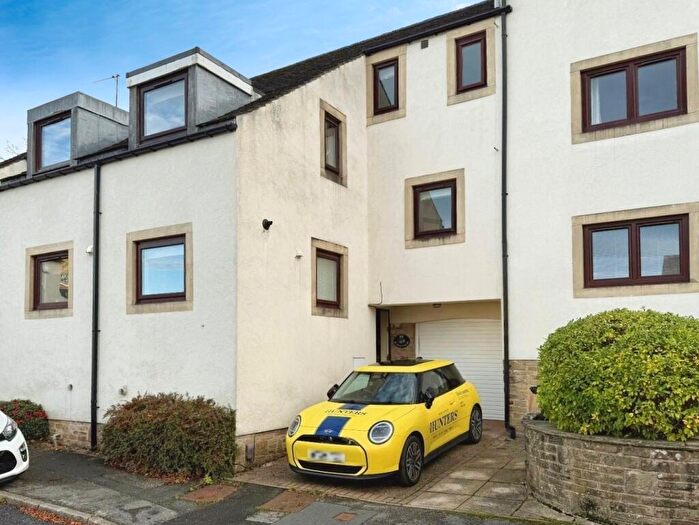 3 Bedroom Town House To Rent In Old Bridge Rise, Ilkley, LS29