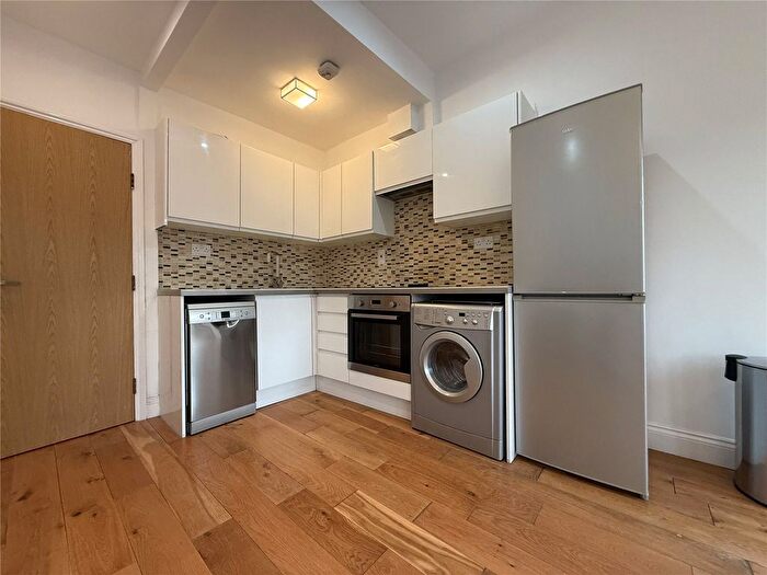 2 Bedroom Flat To Rent In Rathcoole Gardens, Hornsey, London, N8