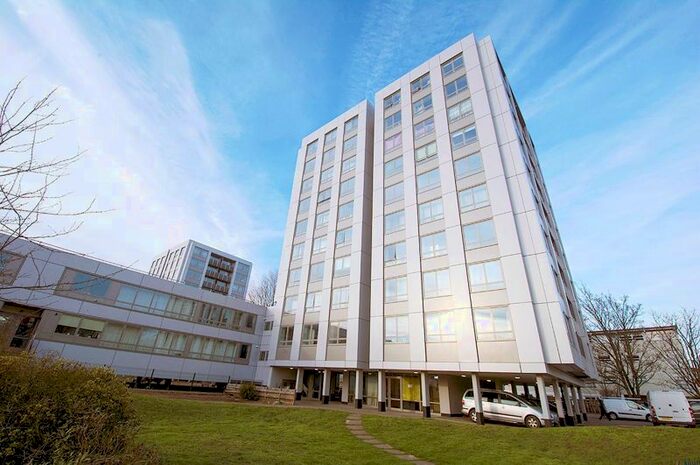 2 Bedroom Flat To Rent In Wellington Close, Walton-On-Thames, KT12