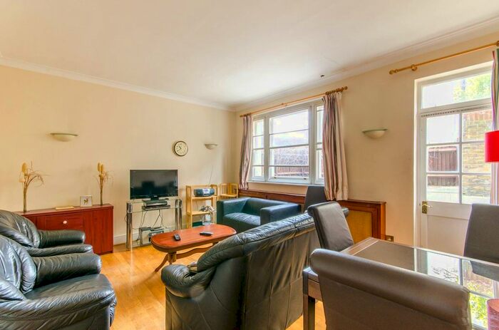 2 Bedroom Flat To Rent In Queens Grove, St John's Wood, London, NW8