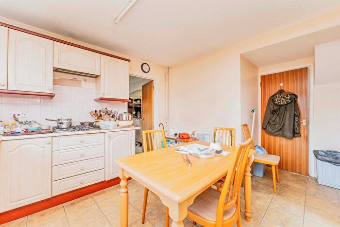 4 Bedroom Detached House For Sale In Tithe Barn Close, Raunds, Wellingborough, NN9