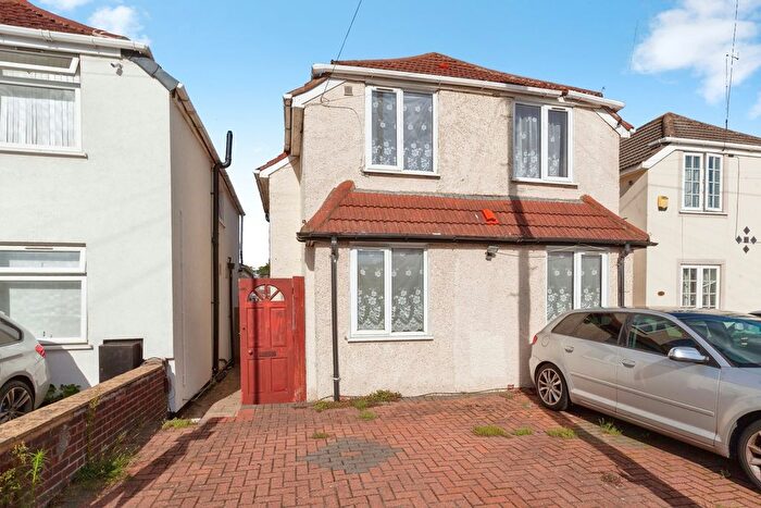 3 Bedroom Semi Detached House To Rent In St. Pauls Avenue, Slough, Berkshire, SL2