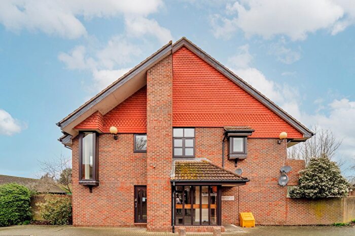 2 Bedroom Flat For Sale In Rosslyn Close, Sunbury-On-Thames, Surrey, TW16