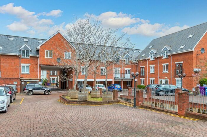 2 Bedroom Flat To Rent In Sanders Place, Walsworth Road, Hitchin, Herts, SG4