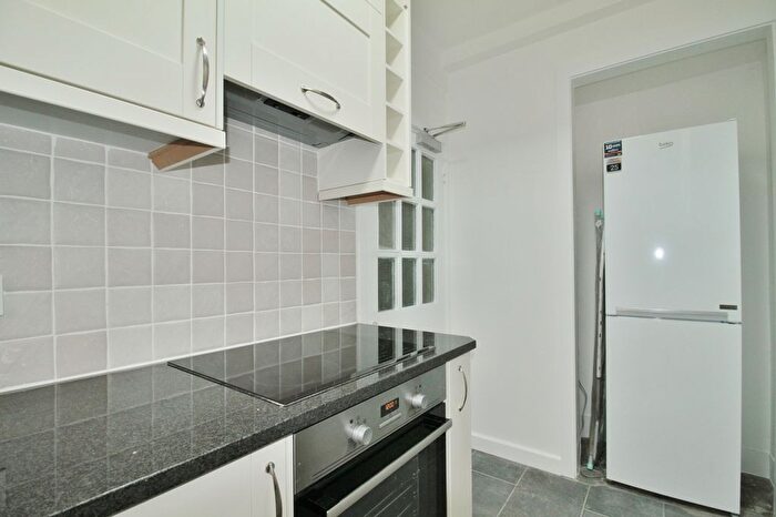 1 Bedroom Flat To Rent In Latymer Court, Hammersmith Road, Hammersmith, W6