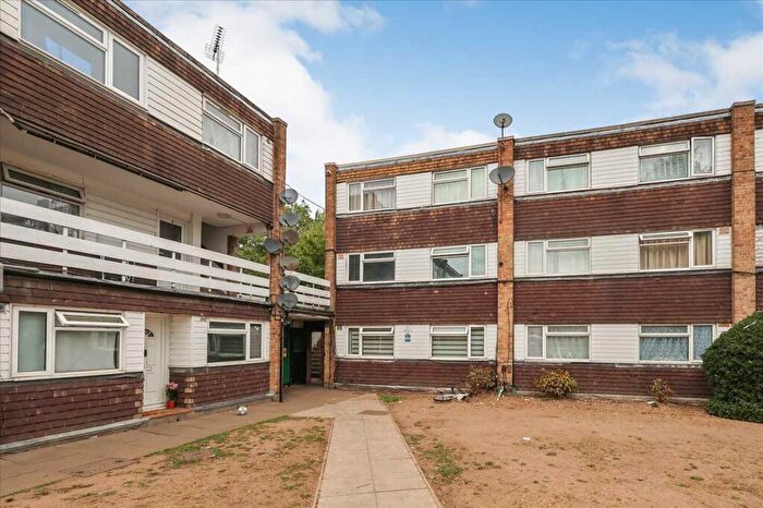 2 Bedroom Apartment For Sale In Dale Court, Slough, SL1