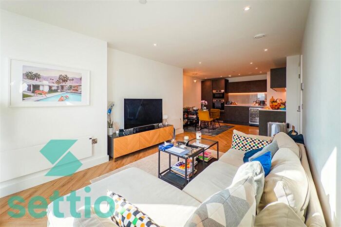 2 Bedroom Apartment To Rent In Elizabeth Tower, Crown Street, M15